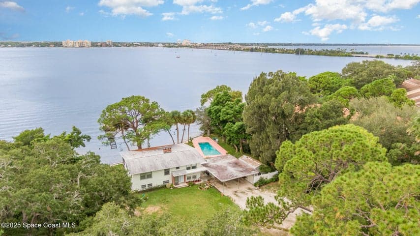 327 S Tropical Trail, Merritt Island, FL 32952